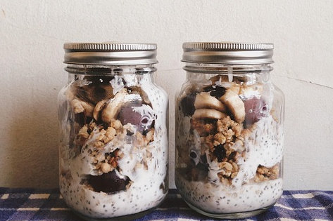 Mason jars containing granola yoghurt. 
